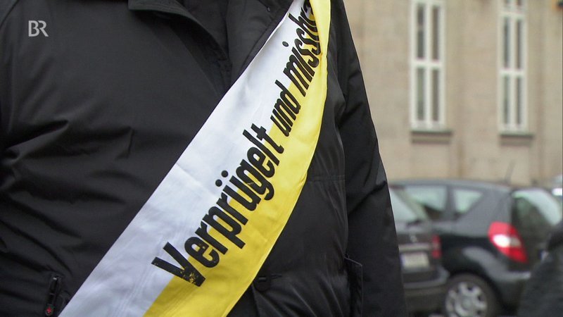 Hatte die Vertuschung System? Heftige Vorwürfe an die Verantwortlichen der Regensburger Domspatzen. – Bild: BR Hatte die Vertuschung System? Heftige Vorwürfe an die Verantwortlichen der Regensburger Domspatzen. – Bild: BR