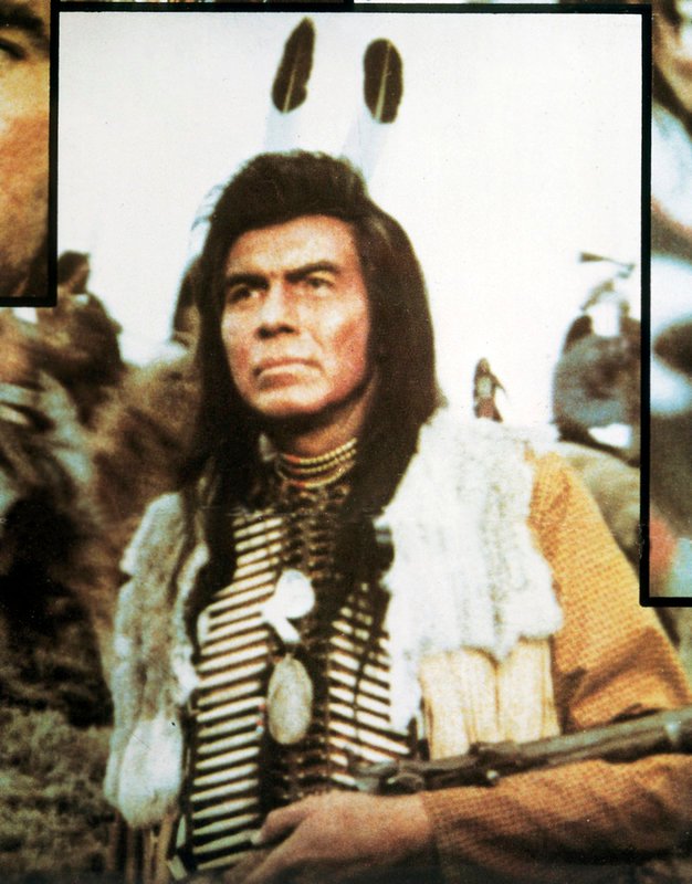 2. Häuptling Joseph (Ned Romero) führt seinen Stamm aus Oregon nach Norden, weil er seinem Volk die Unfreiheit in einem Reservat ersparen will. – Bild: ZDF/​David Wolper Production