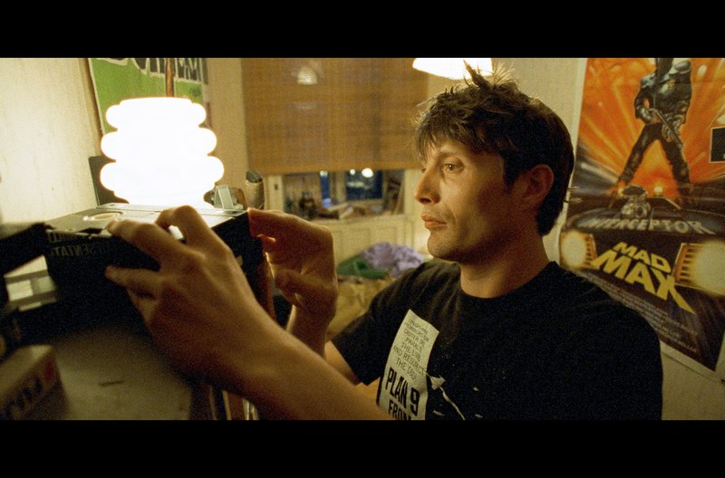 Wie so oft kommt Lenny (Mads Mikkelsen) nach einem Arbeitstag in der Videothek nach Hause und sieht sich alleine einen Film an. – Bild: arte Wie so oft kommt Lenny (Mads Mikkelsen) nach einem Arbeitstag in der Videothek nach Hause und sieht sich alleine einen Film an. – Bild: arte