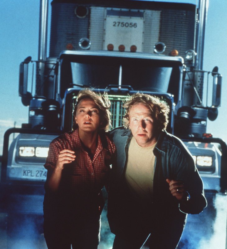 Ray (Timothy Busfield) und Hope (Brenda Bakke) werden von einem Truck gejagt. – Bild: Kineos