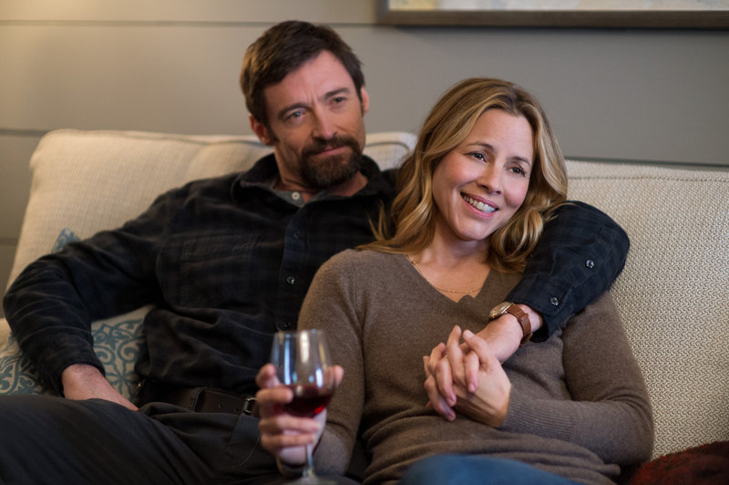 Die Ehepaare Dover (Maria Bello, r., Hugh Jackman, l.) und Cross sind über ihre Kinder eng miteinander befreundet. Während sie Thanksgiving feiern, gehen Anna Dover und Joy Cross auf die Straße zum Spielen. Als die Mädchen nicht heimkehren, werden die schlimmsten Befürchtungen wahr ... – Bild: TOBIS FILM. ALL RIGHTS RESERVED Lizenzbild frei Die Ehepaare Dover (Maria Bello, r., Hugh Jackman, l.) und Cross sind über ihre Kinder eng miteinander befreundet. Während sie Thanksgiving feiern, gehen Anna Dover und Joy Cross auf die Straße zum Spielen. Als die Mädchen nicht heimkehren, werden die schlimmsten Befürchtungen wahr ... – Bild: TOBIS FILM. ALL RIGHTS RESERVED Lizenzbild frei