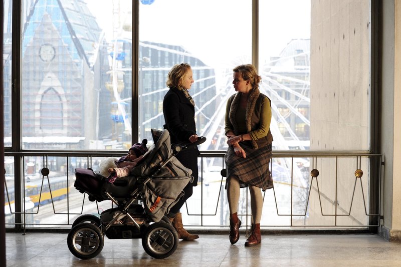 MDR Fernsehen IM FALSCHEN LEBEN, am Mittwoch (16.01.13) um 23:35 Uhr. Frau Fuchs (Margarita Broich, re.) vom Jugendamt spricht mit Sandra Köpke (Anna Maria Mühe) darüber, das die Familie Siebrecht über den Kindesvertausch informiert wurde. – Bild: MDR/Christiane Pausch MDR Fernsehen IM FALSCHEN LEBEN, am Mittwoch (16.01.13) um 23:35 Uhr. Frau Fuchs (Margarita Broich, re.) vom Jugendamt spricht mit Sandra Köpke (Anna Maria Mühe) darüber, das die Familie Siebrecht über den Kindesvertausch informiert wurde. – Bild: MDR/Christiane Pausch