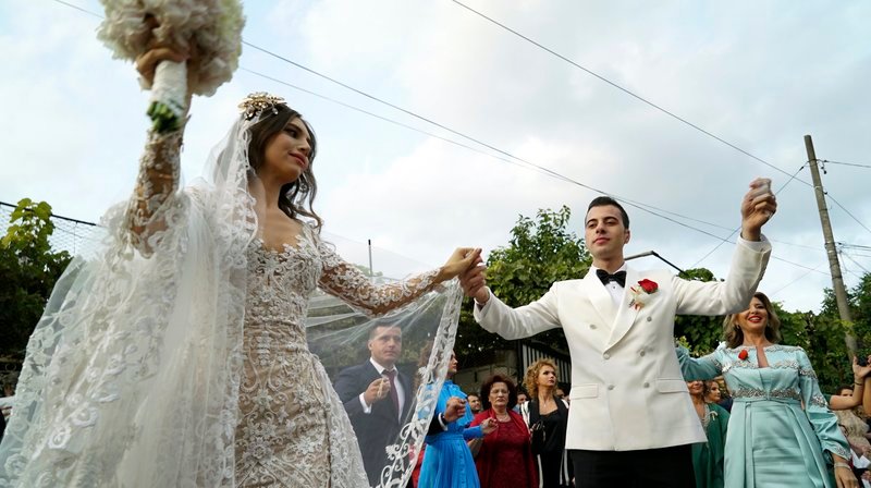 Dumitrella und Dimci auf der Hochzeit des Jahres. In der rumänischen Hafenstadt Constanta feiern sie drei Tage lang – mit 700 Gästen. – Bild: NDR/​Vincent TV/​Steven Galling