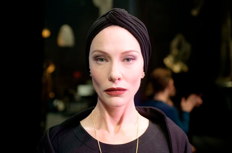 Fluxus, Merz, Performance. In „Manifesto“ schlüpft Cate Blanchett in unterschiedliche Charaktere. Hier als Choreografin. – Bild: BR/​Julian Rosefeldt