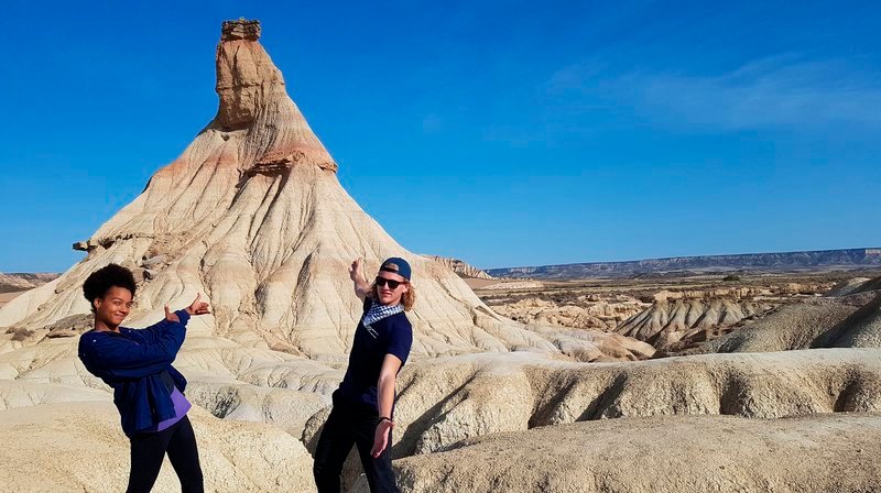 Mira und Matti und der Castil de Tierra in den Bardenas Reales – Bild: SR/Ute Werner Mira und Matti und der Castil de Tierra in den Bardenas Reales – Bild: SR/Ute Werner
