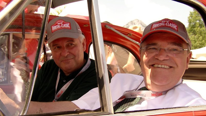 Minister Brandstetter und Landeshauptmann Schützenhöfer bei der Ennstal-Classic 2015. – Bild: 3sat Minister Brandstetter und Landeshauptmann Schützenhöfer bei der Ennstal-Classic 2015. – Bild: 3sat
