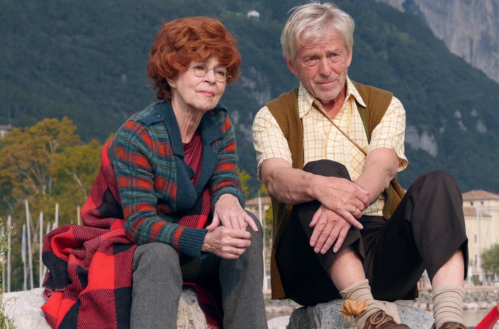 Lotti (Cornelia Froboess) und ihr Mann Heinz (Willem Menne) am Gardasee. – Bild: ARD Degeto / Hans Joachim Pfeiffer