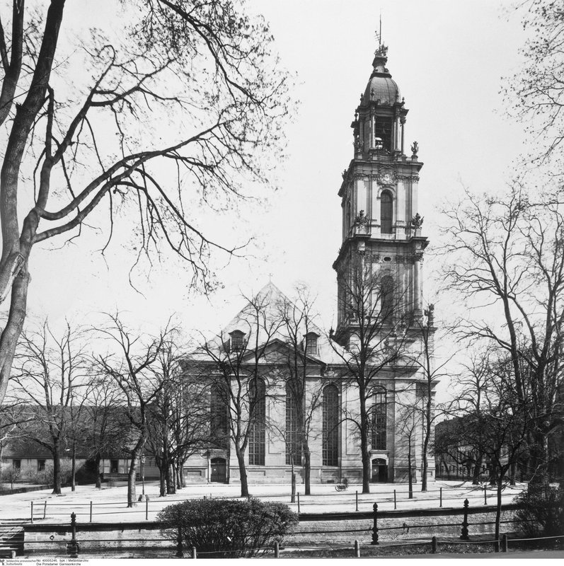 Seit 30 Jahren wird über den Wiederaufbau der Potsdamer Garnisonkirche gestritten, die 1933 Schauplatz des „Tages von Potsdam“ war. Jetzt wird ihr Turm neu errichtet. – Bild: ZDF und messbildarchiv.