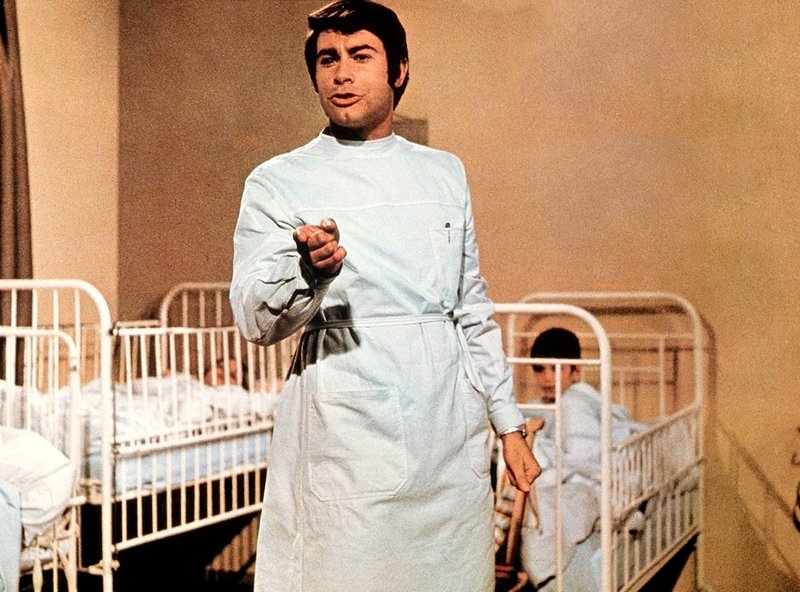 Dr. Leonhard Sommer (Roy Black) wundert sich, dass er auf einmal so viele Kinder auf seiner Station hat. – Bild: MDR/Degeto Dr. Leonhard Sommer (Roy Black) wundert sich, dass er auf einmal so viele Kinder auf seiner Station hat. – Bild: MDR/Degeto