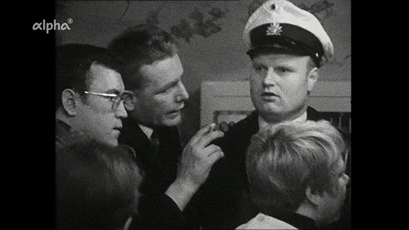 Heiligabend 1968 in einer Kneipe in St Pauli – mit allen, die dort zu tun haben: Seeleute, einsame Rentner, Prosituierte, Zufallsgäste. Wie immer an Weihnachten gibt es auch hier Streit – ein Polizist versucht zu schlichten. – Bild: NDR