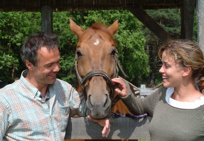 NDR Fernsehen DIE PFERDEINSEL, am Samstag (19.04.14) um 15:15 Uhr. Zwischen dem sensiblen Nils (Hannes Jaenicke) und der einsamen Katja (Muriel Baumeister) funkt es. – Bild: NDR/Degeto/Christiane Pausch NDR Fernsehen DIE PFERDEINSEL, am Samstag (19.04.14) um 15:15 Uhr. Zwischen dem sensiblen Nils (Hannes Jaenicke) und der einsamen Katja (Muriel Baumeister) funkt es. – Bild: NDR/Degeto/Christiane Pausch