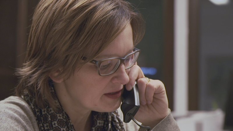 Kathrin Mahler-Walther saß am 9. Oktober 1989 in der Kanzlei der Leipziger Reformierten Kirche und beobachtete die Montagsdemonstration, um an westliche Medien zu berichten. – Bild: ZDF und Grischa Kerstan