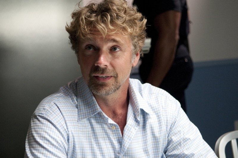 Detektive Walker (John Schneider) lässt sich nicht so schnell abwimmeln. Wird er den Intrigen und illegalen Tätigkeiten der Schönen und Reichen auf die Schliche kommen? – Bild: Kabel Eins Detektive Walker (John Schneider) lässt sich nicht so schnell abwimmeln. Wird er den Intrigen und illegalen Tätigkeiten der Schönen und Reichen auf die Schliche kommen? – Bild: Kabel Eins