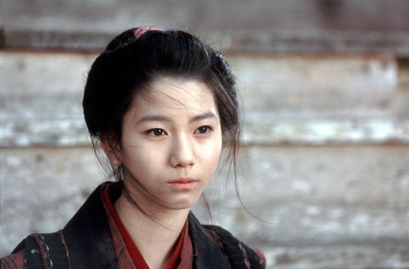 Als Kind musste die Geisha O-Kinu (Ayano Yoshida) erleben, wie ihr Vater getötet und die ganze Familie ins Unglück gestürzt wurde. – Bild: ATV II