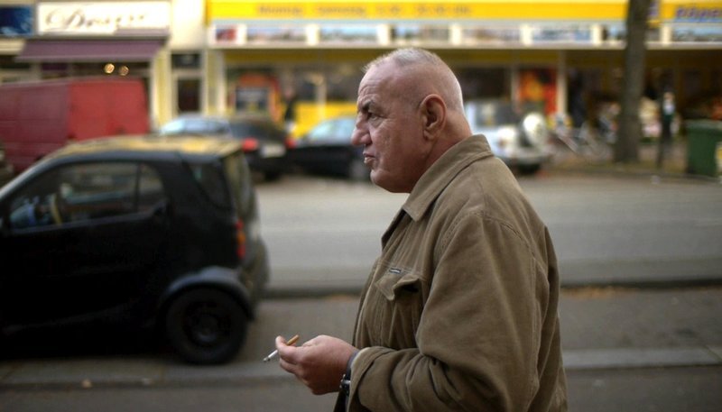 NDR Fernsehen DER SCHNEEKÖNIG, Film von Timo Großpietsch und Johannes Edelhoff, am Dienstag (06.11.12) um 00:00 Uhr.
Ronald Miehling, genannt „Blacky“, war der „Schneekönig“, einer der größten Kokainhändler Hamburgs. Mit 17 entscheidet er sich ganz bewusst für eine Karriere als Krimineller, wird Zuhälter, Geldeintreiber, Drogenhändler. – Bild: NDR NDR Fernsehen DER SCHNEEKÖNIG, Film von Timo Großpietsch und Johannes Edelhoff, am Dienstag (06.11.12) um 00:00 Uhr.
Ronald Miehling, genannt „Blacky“, war der „Schneekönig“, einer der größten Kokainhändler Hamburgs. Mit 17 entscheidet er sich ganz bewusst für eine Karriere als Krimineller, wird Zuhälter, Geldeintreiber, Drogenhändler. – Bild: NDR