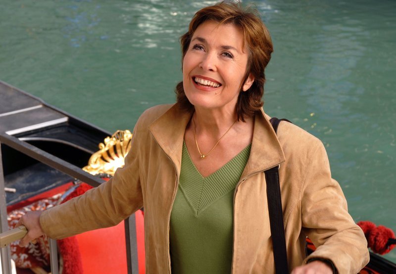 Katharina (Thekla Carola Wied) träumt von einer eigenen Wohnung in Venedig. – Bild: SWR/ARD Degeto/Reiner Bajo Katharina (Thekla Carola Wied) träumt von einer eigenen Wohnung in Venedig. – Bild: SWR/ARD Degeto/Reiner Bajo
