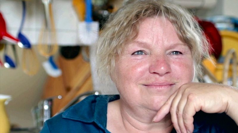 Stefanie Halisch erinnert sich gern an Weihnachten – Bild: MDR/​Alina Cyranek