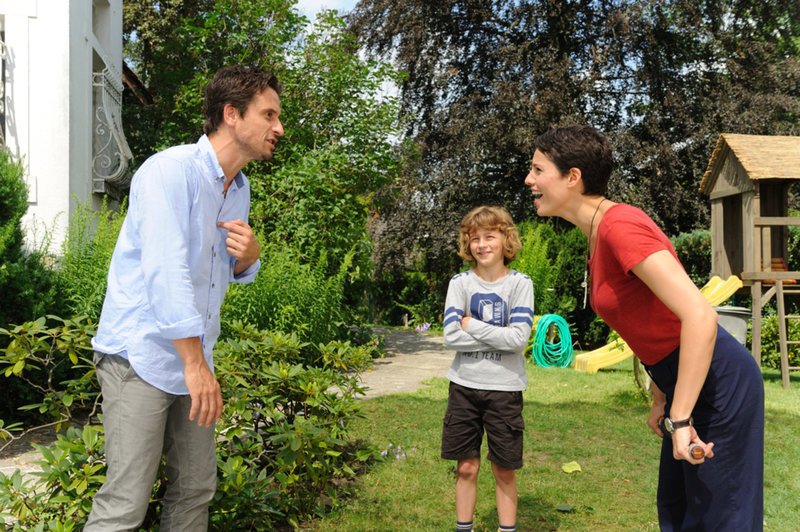 L-R: Seit dem Tod seiner Frau, ist Peter (Oliver Mommsen) zum brummigen Eigenbrötler geworden. Sein Sohn Jan (Max Boekhoff) hat es sich deshalb zur Aufgabe gemacht, ihm wieder eine Frau zu suchen. Doch hat er in der attraktiven Lisa (Jasmin Gerat) die richtige Frau für seinen Vater gefunden? – Bild: SAT.1 Eigenproduktionsbild frei L-R: Seit dem Tod seiner Frau, ist Peter (Oliver Mommsen) zum brummigen Eigenbrötler geworden. Sein Sohn Jan (Max Boekhoff) hat es sich deshalb zur Aufgabe gemacht, ihm wieder eine Frau zu suchen. Doch hat er in der attraktiven Lisa (Jasmin Gerat) die richtige Frau für seinen Vater gefunden? – Bild: SAT.1 Eigenproduktionsbild frei