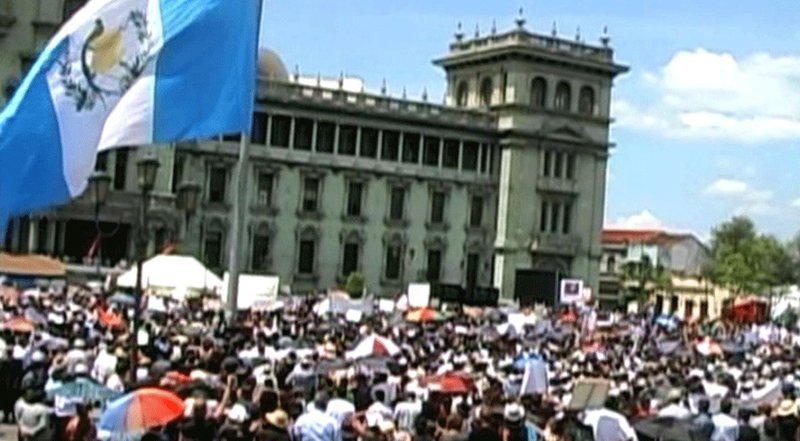 Nach Rodrigo Rosenbergs Tod demonstrienen Tausende auf Guatemalas Straßen gegen den Präsidenten und fordern seinen Rücktritt. – Bild: RTL Crime