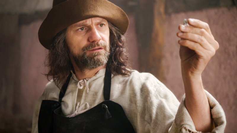 Philippe Ohrel als Johannes Gutenberg mit einem Lettern in der Hand. – Bild: ORF