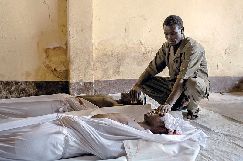 Eine Aufnahme von Camille Lepage: zwei Tote, die nach einem Angriff in die Ali-Babolo-Moschee in Bangui gebracht wurden – Bild: SWR Eine Aufnahme von Camille Lepage: zwei Tote, die nach einem Angriff in die Ali-Babolo-Moschee in Bangui gebracht wurden – Bild: SWR