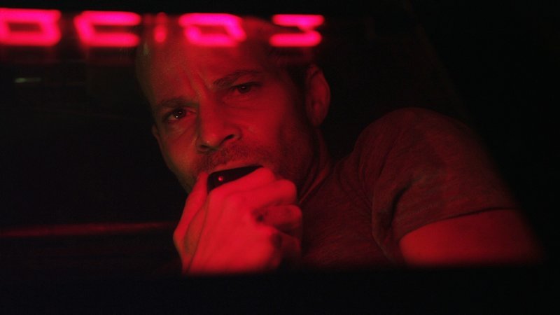 Nur mit einem Funkgerät und einer Digitaluhr mit runter laufendem Countdown ausgestattet, findet sich Secret-Service-Agent Jeremy Reins (Stephen Dorff) in einem fahrenden Sarg wieder … – Bild: RTL Nur mit einem Funkgerät und einer Digitaluhr mit runter laufendem Countdown ausgestattet, findet sich Secret-Service-Agent Jeremy Reins (Stephen Dorff) in einem fahrenden Sarg wieder … – Bild: RTL