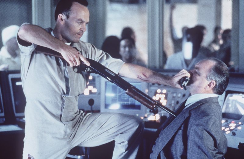 Der Serienkiller McCabe (Michael Keaton, l.) schreckt vor nichts zurück. Er bringt auch noch den schockierten Ed Fayne (Richard Riehle, r.) in seine Gewalt… – Bild: ZDF und Merrick Morton Der Serienkiller McCabe (Michael Keaton, l.) schreckt vor nichts zurück. Er bringt auch noch den schockierten Ed Fayne (Richard Riehle, r.) in seine Gewalt… – Bild: ZDF und Merrick Morton