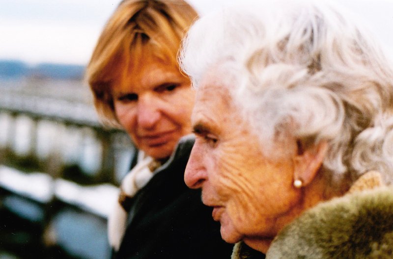 Mutter und Großmutter haben ein Geheimnis. – Bild: WDR