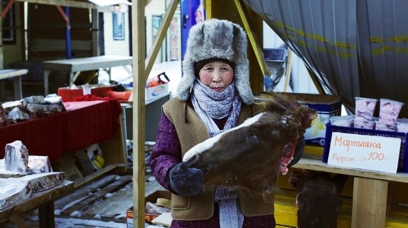 Pferdehändlerin auf dem Fleischmarkt in Jakutien bei minus 50 Grad C. – Bild: HR/​TAG/​TRAUM