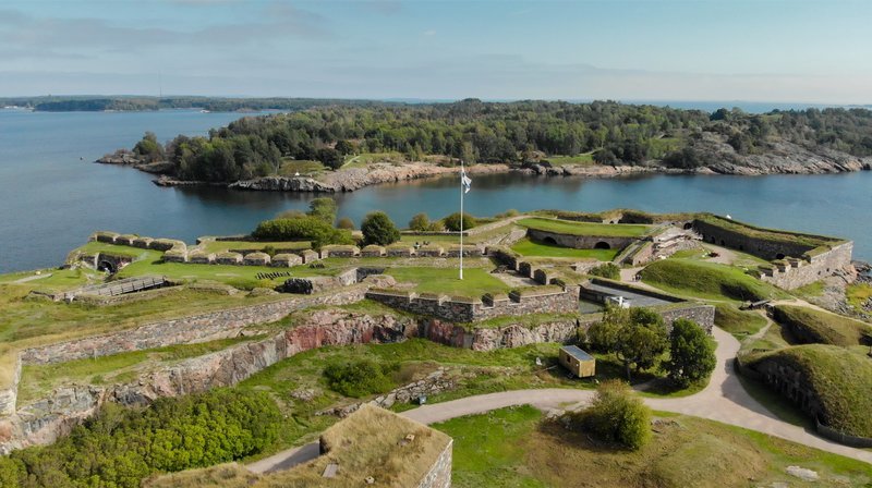 Direkt vor der Stadt liegen künstliche Badeinseln, Schären, aber auch die Festungsinsel Suomenlinna – Ausflugsziele und Naherholungsgebiete für die finnischen Großstädter. – Bild: NDR/Taglicht Media /Jörg Adams, Johannes Backes Direkt vor der Stadt liegen künstliche Badeinseln, Schären, aber auch die Festungsinsel Suomenlinna – Ausflugsziele und Naherholungsgebiete für die finnischen Großstädter. – Bild: NDR/Taglicht Media /Jörg Adams, Johannes Backes