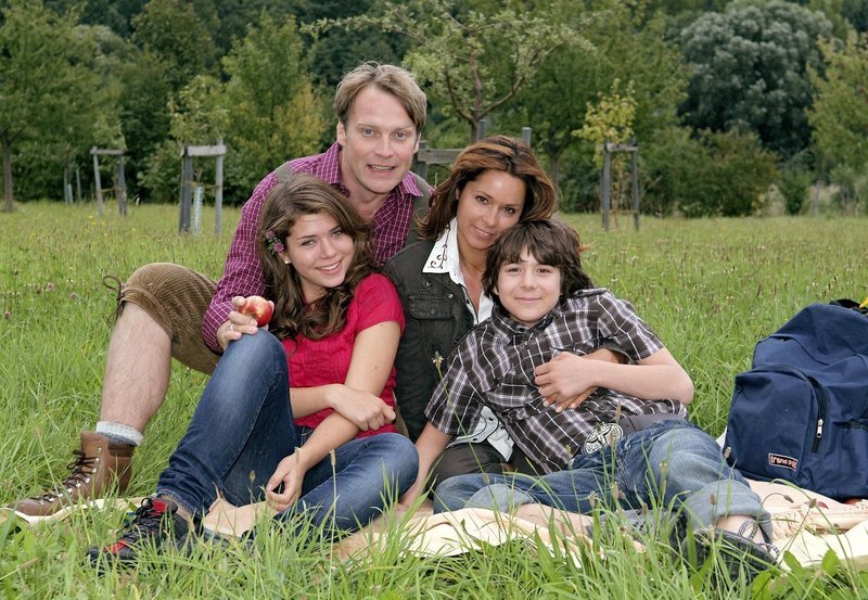 Andrea Bruckheim (Christina Plate) hat einiges erreicht. Das angegliederte Hotel ihres Mannes Thomas (Pierre Besson) ist permanent ausgebucht. Und ihre beiden Teenager-Kinder Eva (Rebecca Martin, li.) und Max (Pascal Andres, re.) sind – von Liebeskummer und Mathe-Hausaufgaben abgesehen – putzmunter. – Bild: SWR/​ARD Degeto/​Christiane Pausch