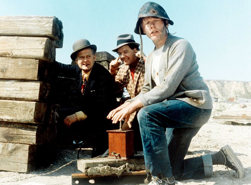 Selbst der einschlägig begabte Tresorknacker Dynamit-Harry (Preben Kaas, re.) schafft es nicht, den von Egon Olsen (Ove Sprogöe, li.) und Benny (Morten Grunwald, Mitte) erbeuteten ominösen Geigenkasten zu öffnen. – Bild: NDR/MDR/DEGETO Selbst der einschlägig begabte Tresorknacker Dynamit-Harry (Preben Kaas, re.) schafft es nicht, den von Egon Olsen (Ove Sprogöe, li.) und Benny (Morten Grunwald, Mitte) erbeuteten ominösen Geigenkasten zu öffnen. – Bild: NDR/MDR/DEGETO