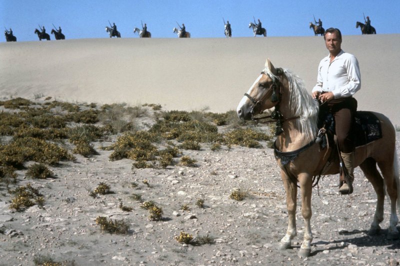 Der Abenteuer Kara Ben Nemsi (Lex Barker) begibt sich zusammen mit seinem Freund und Weggefährten Hadschi Halef Omar und dem Scheich Mohammed auf eine gefährliche Reise, um Ahmed, den Sohn des Scheichs, zu befreien. Weiteres Bildmaterial finden Sie unter www.br-foto.de. – Bild: WDR/BR/ARD Degeto Der Abenteuer Kara Ben Nemsi (Lex Barker) begibt sich zusammen mit seinem Freund und Weggefährten Hadschi Halef Omar und dem Scheich Mohammed auf eine gefährliche Reise, um Ahmed, den Sohn des Scheichs, zu befreien. Weiteres Bildmaterial finden Sie unter www.br-foto.de. – Bild: WDR/BR/ARD Degeto