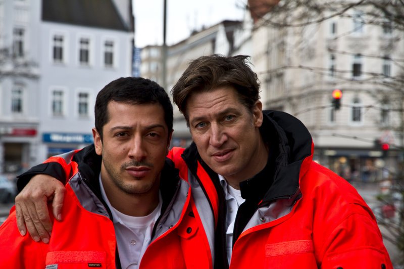 Emile Ramzy (Fahri Yardim, l.) und Freddy Kowalski (Tobias Moretti, r.). – Bild: ZDF und Hannes Hubach
