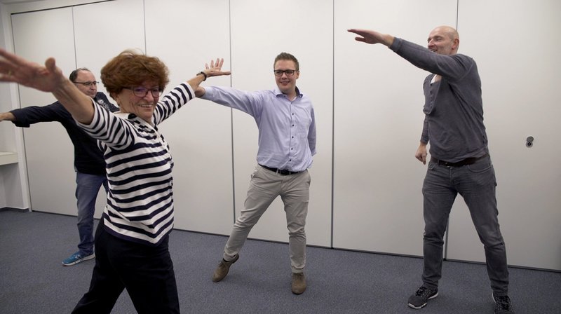 Das Kölner Dreigestirn 2017/2018 beim Tanztraining mit der 86-jährigen Biggi Fahnenschreiber. – Bild: WDR/2Pilots Das Kölner Dreigestirn 2017/2018 beim Tanztraining mit der 86-jährigen Biggi Fahnenschreiber. – Bild: WDR/2Pilots