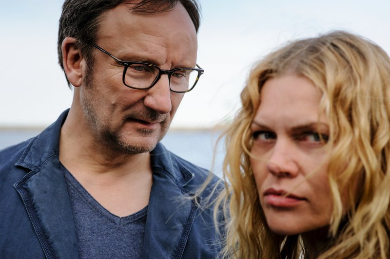Judith (Anna Loos) und Kaiserlei (Rainer Bock) machen ein Geschaäft auf Gegenseitigkeit. – Bild: ZDF und Stefan Erhard