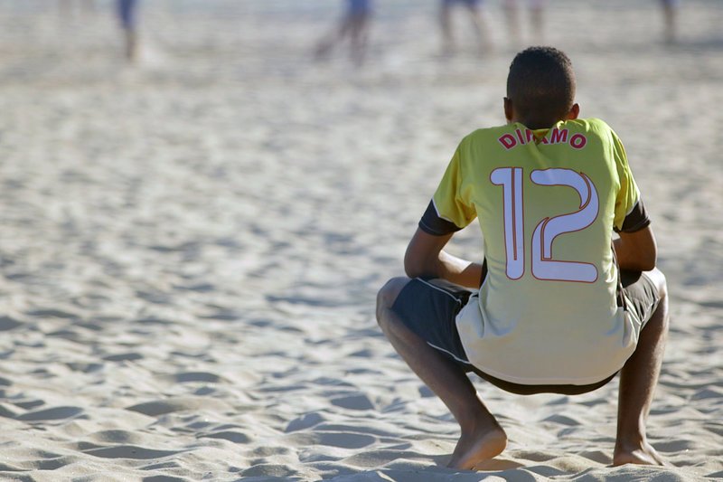 Fußballspieler am Strand von Rio de Janeiro – Bild: ARTE France /​ © Grand Angle Productions