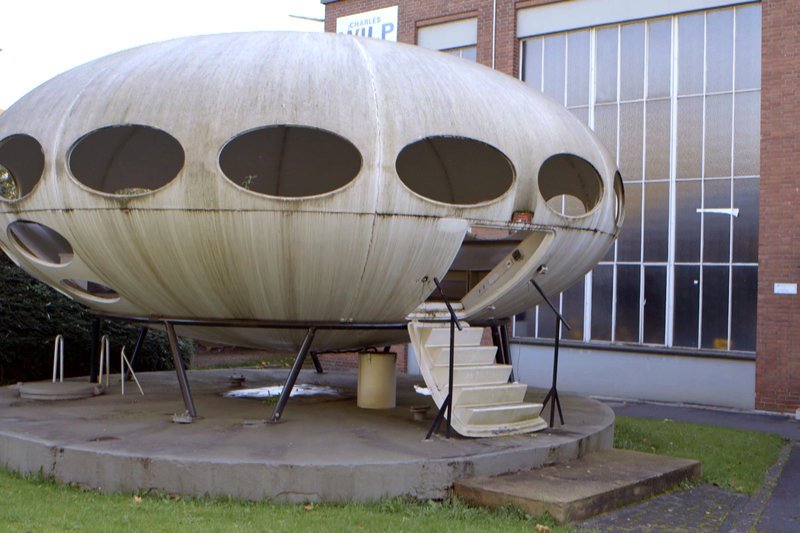Das Rundhaus Futuro wurde im Jahr 1968 vom finnischen Architekten Matti Suuronen entwickelt. Es besteht weitgehend aus Kunststoff und steht auf einem Metallgerüst. – Bild: ARTE / © Florianfilm Das Rundhaus Futuro wurde im Jahr 1968 vom finnischen Architekten Matti Suuronen entwickelt. Es besteht weitgehend aus Kunststoff und steht auf einem Metallgerüst. – Bild: ARTE / © Florianfilm
