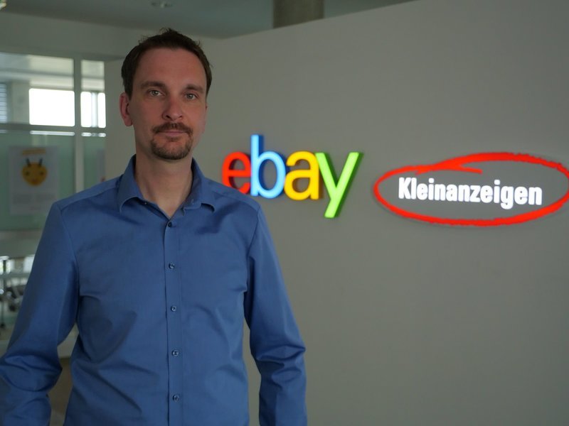 Sebastian Behncke kämpft gegen Betrüger auf eBay-Kleinanzeigen. – Bild: ZDF und Julia Matyschick.