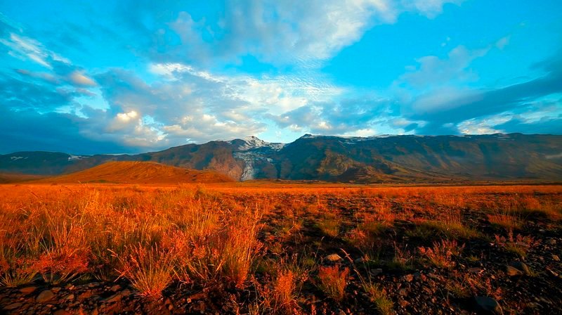 Blick auf den unruhigen Vulkan Eyjafjallajökull im Vatnajökull-Nationalpark auf Island. – Bild: phoenix/​ZDF/​Matthias Bazyli