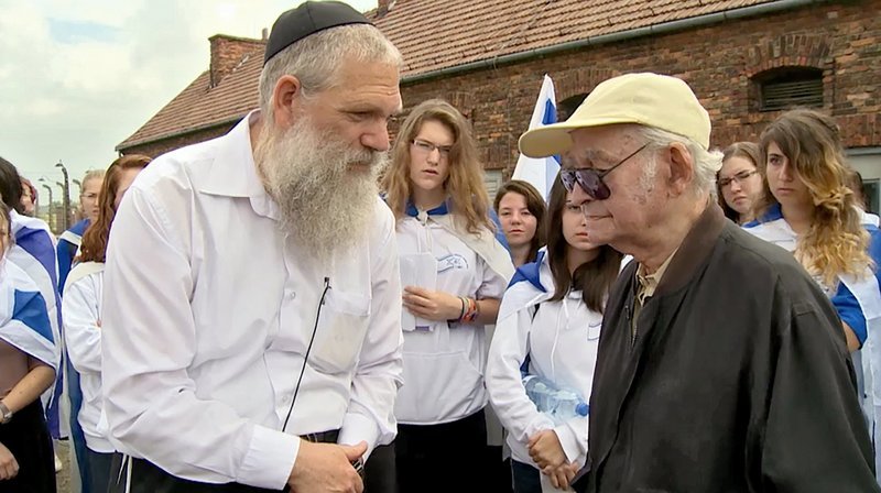 Der Berliner Leon Schwarzbaum überlebte als Einziger seiner Familie Auschwitz, Sachsenhausen, die Lager. Der Film begleitet ihn an Orte des Holocausts. Er besucht seine alte Schule in Polen, ist Zeuge bei einem Prozess gegen einen KZ-Wachmann in Detmold, geht in Talkshows und Schulen und trifft Häftlinge einer Justizvollzugsanstalt. Eine filmische Reise durch deutsche Wirklichkeiten. – Foto: Leon Schwarzbaum trifft in Auschwitz-Birkenau zufällig einen Guide, der israelische Jugendliche durch das Lager führt. – Bild: rbb/Viet-Film Der Berliner Leon Schwarzbaum überlebte als Einziger seiner Familie Auschwitz, Sachsenhausen, die Lager. Der Film begleitet ihn an Orte des Holocausts. Er besucht seine alte Schule in Polen, ist Zeuge bei einem Prozess gegen einen KZ-Wachmann in Detmold, geht in Talkshows und Schulen und trifft Häftlinge einer Justizvollzugsanstalt. Eine filmische Reise durch deutsche Wirklichkeiten. – Foto: Leon Schwarzbaum trifft in Auschwitz-Birkenau zufällig einen Guide, der israelische Jugendliche durch das Lager führt. – Bild: rbb/Viet-Film