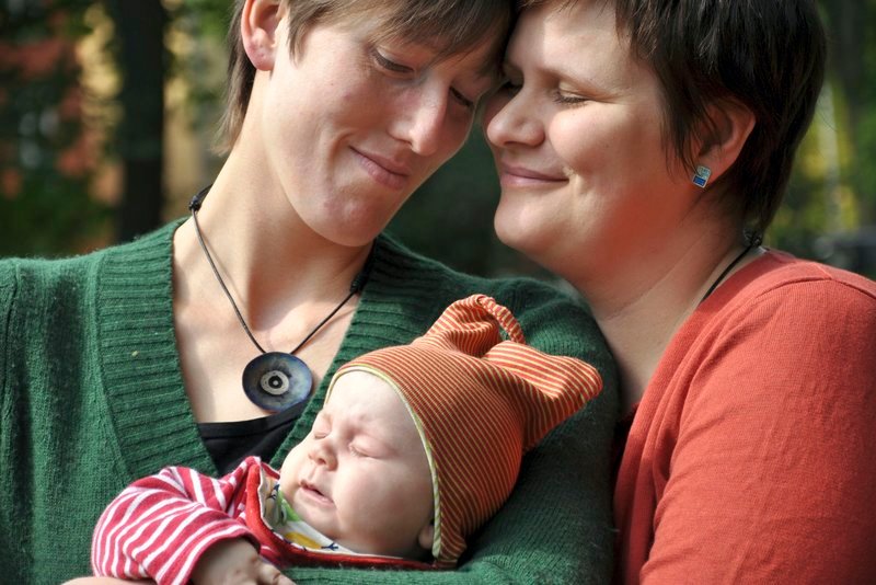 Sophia (28, l.) und Jesta (34) mit Baby Linda (4 Monate). – Bild: MDR/​Janine Göhring