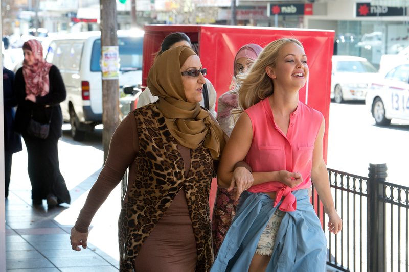 Helen Chebatte as Salwa (l.) / Millie Samuels as Clare – Bild: ZDF und Vicki Skarrat. Helen Chebatte as Salwa (l.) / Millie Samuels as Clare – Bild: ZDF und Vicki Skarrat.