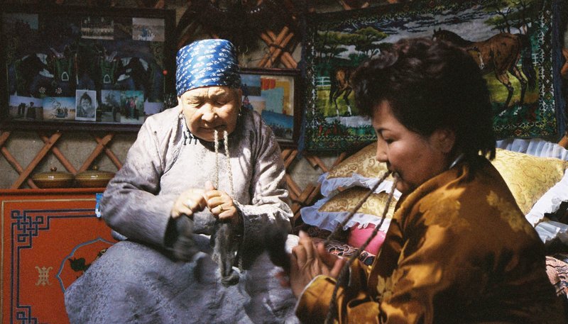 Alatan Qiqige (r) ist eine der bekanntesten Urtin Duu Sängerinnen in der Inneren Mongolei mit ihrer Schwiegermutter Erji. – Bild: WDR/​ORDOS Filmverleih