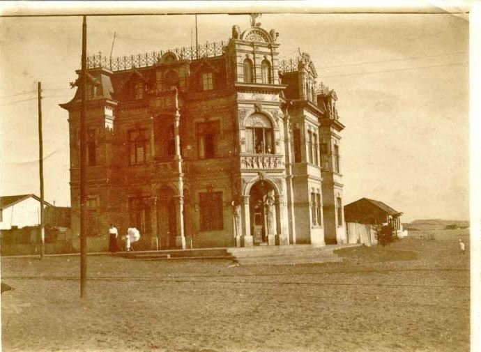 Kolonialzeithaus der Familie in 1912 und heute „Hohenzollernhaus“. – Bild: ZDF und Filmkraft Filmproduktion Peter Heller