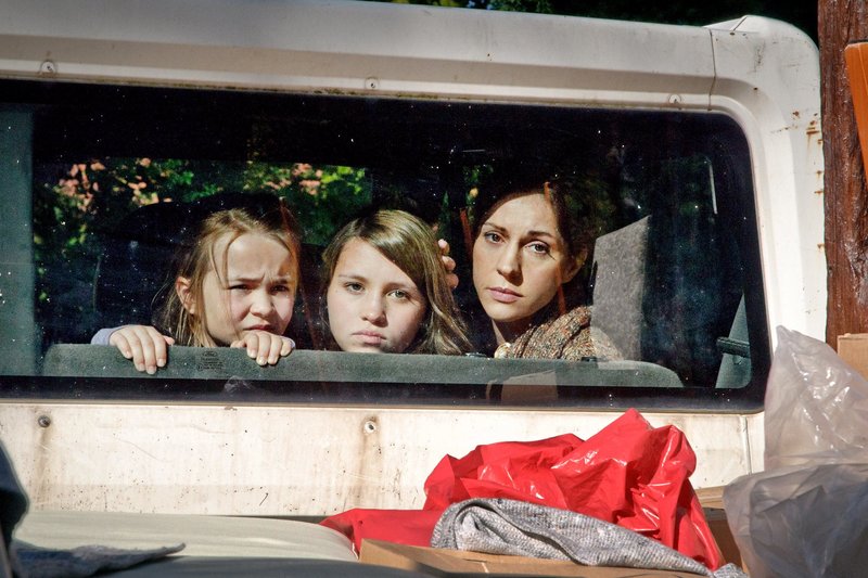 Veronika (Ulrike C. Tscharre, rechts), Janina (Janina Fautz, Mitte) und Leonie (Lara Sophie Rottmann) sind mit ihrem neuen Leben nicht sehr glücklich. – Bild: "ARD Degeto/Hendrik Heiden" (S 2) Veronika (Ulrike C. Tscharre, rechts), Janina (Janina Fautz, Mitte) und Leonie (Lara Sophie Rottmann) sind mit ihrem neuen Leben nicht sehr glücklich. – Bild: "ARD Degeto/Hendrik Heiden" (S 2)