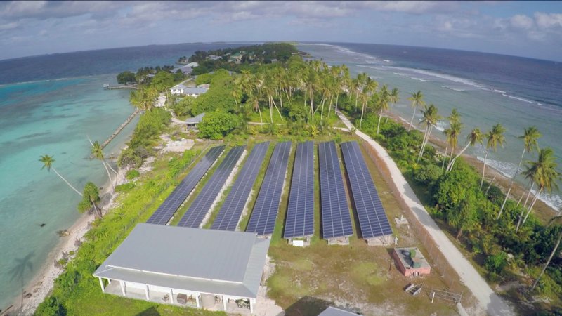Tokelau ist die erste Nation der Welt, die ihre Stromproduktion zu 100 Prozent auf Solarenergie umgestellt hat. – Bild: SWR / © SWR Tokelau ist die erste Nation der Welt, die ihre Stromproduktion zu 100 Prozent auf Solarenergie umgestellt hat. – Bild: SWR / © SWR