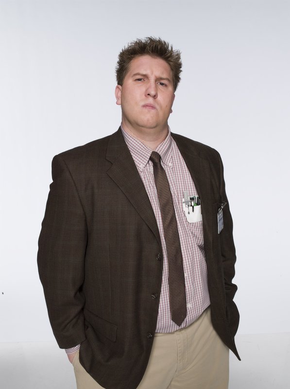 Eines Tages muss der trottelige Erfinder Lloyd (Nate Torrence) sein Labor verlassen, weil seine beste Erfindung, ein Umhang, der unsichtbar macht, spurlos verschwunden ist. Mit seinem Partner begibt er sich auf eine gefährliche Suche … – Bild: Warner Brothers Lizenzbild frei