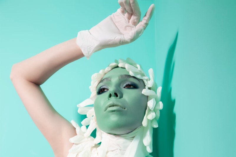 Model Dinka Kay trägt eine Kreation von Hut-Designer Maor Zabar, Tel Aviv – Bild: ZDF und Uri Schneider.