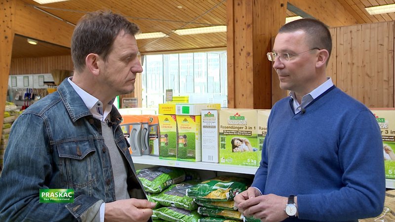 Hannes Käfer bei der Praskac-Beratung. – Bild: ORF/​Bernhard Werany